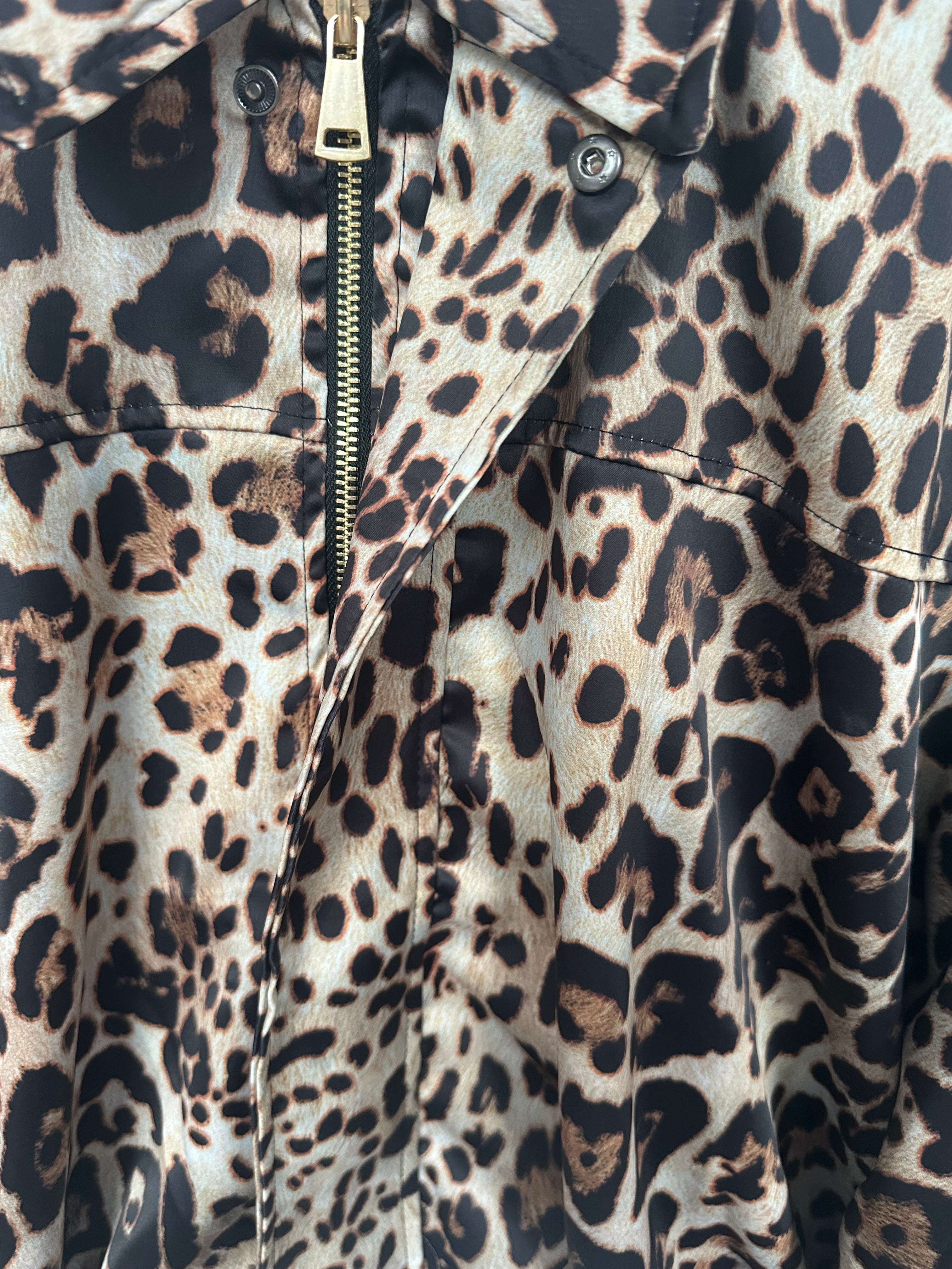 OVERSIZE JACKE IN SATINOPTIK MIT ANIMALPRINT